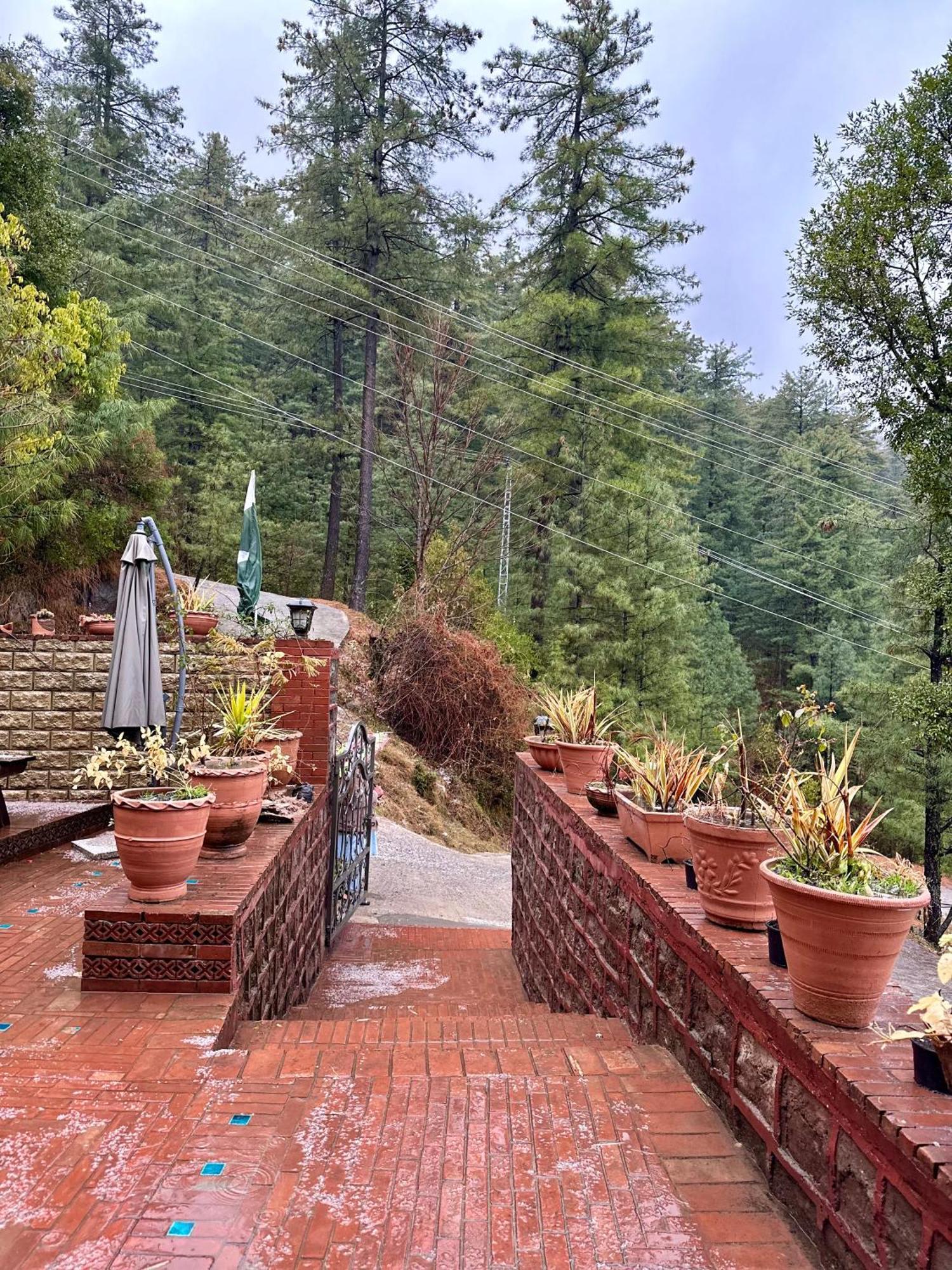 Sarah'S Lodge Murree Exterior photo