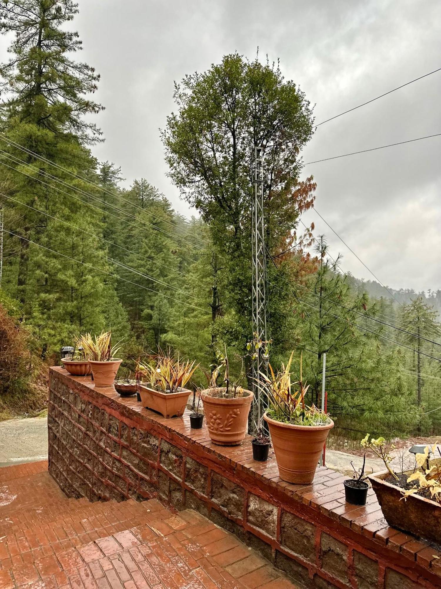 Sarah'S Lodge Murree Exterior photo