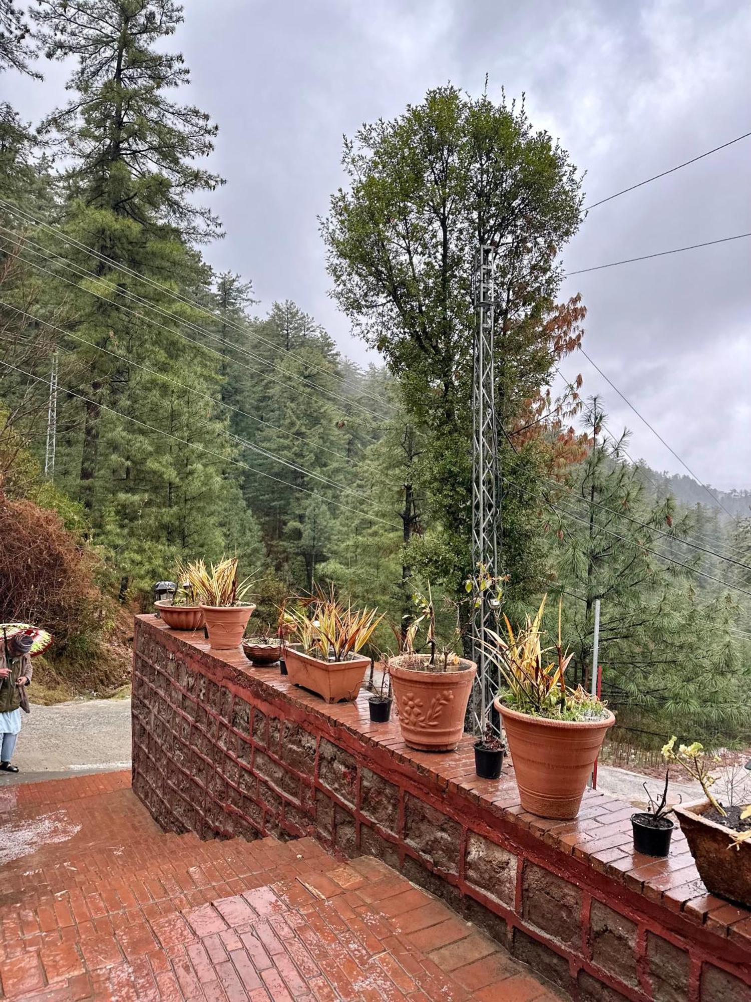 Sarah'S Lodge Murree Exterior photo
