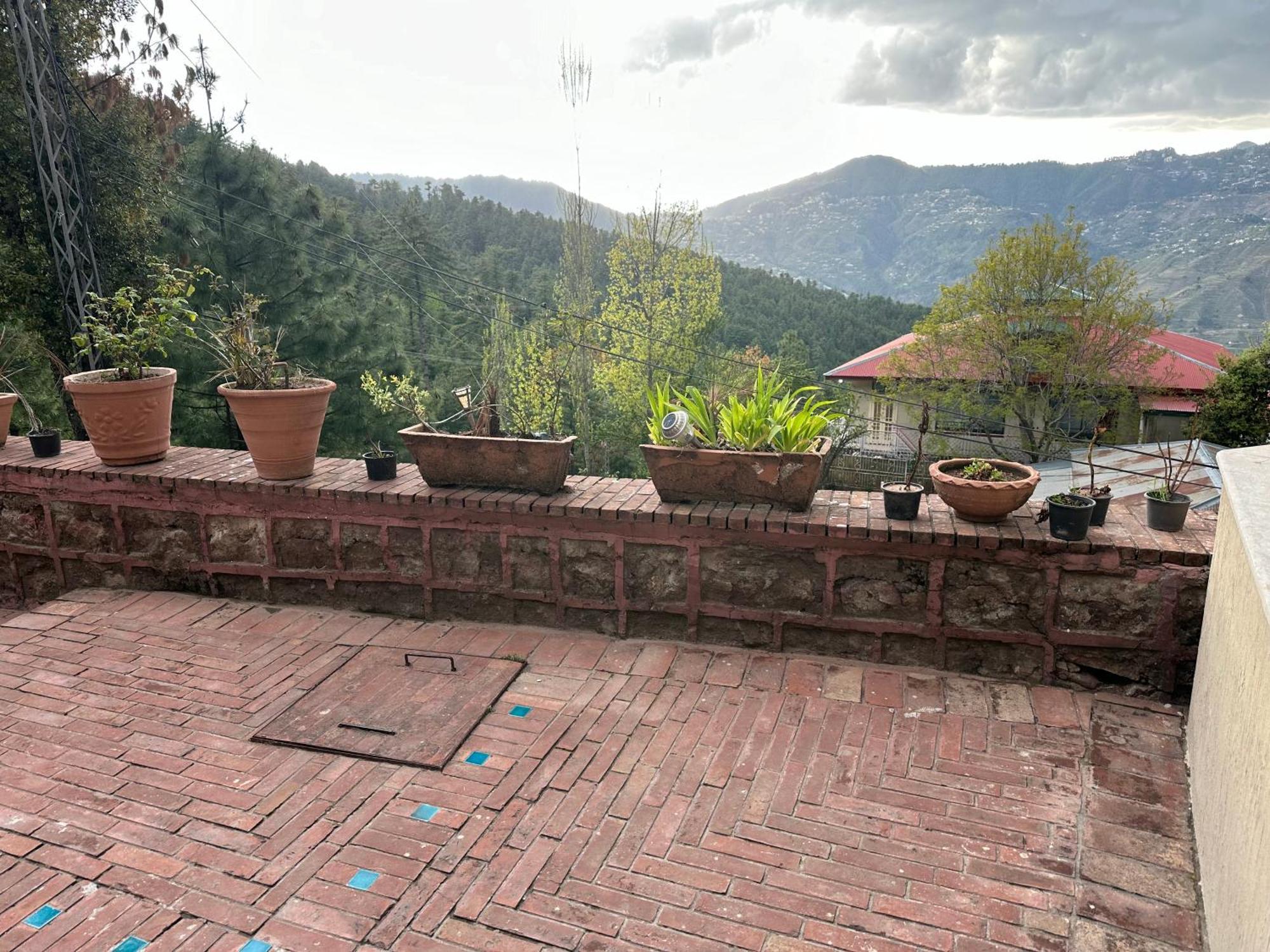 Sarah'S Lodge Murree Exterior photo