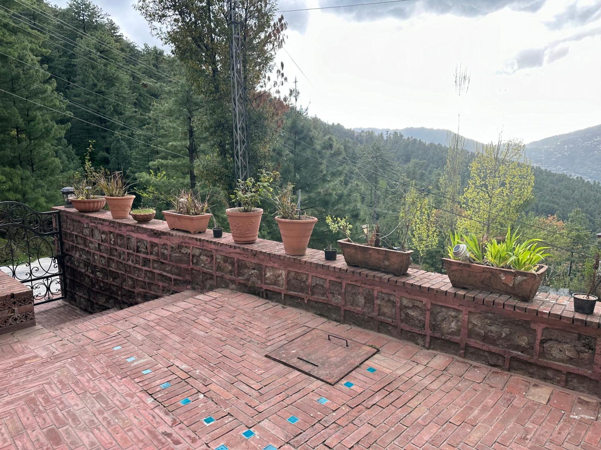 Sarah'S Lodge Murree Exterior photo