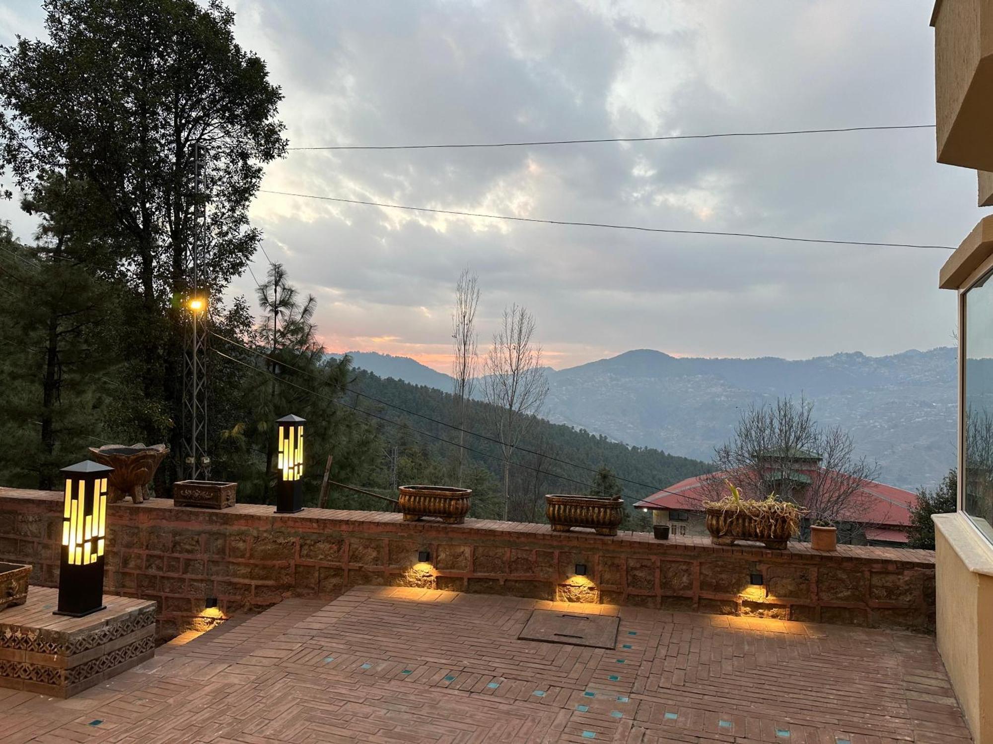 Sarah'S Lodge Murree Exterior photo