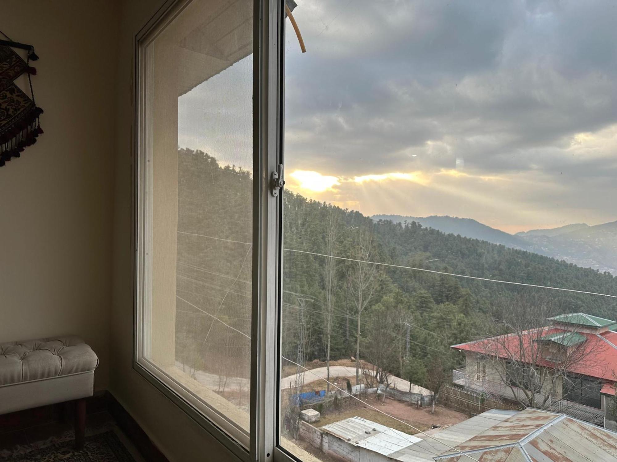 Sarah'S Lodge Murree Exterior photo