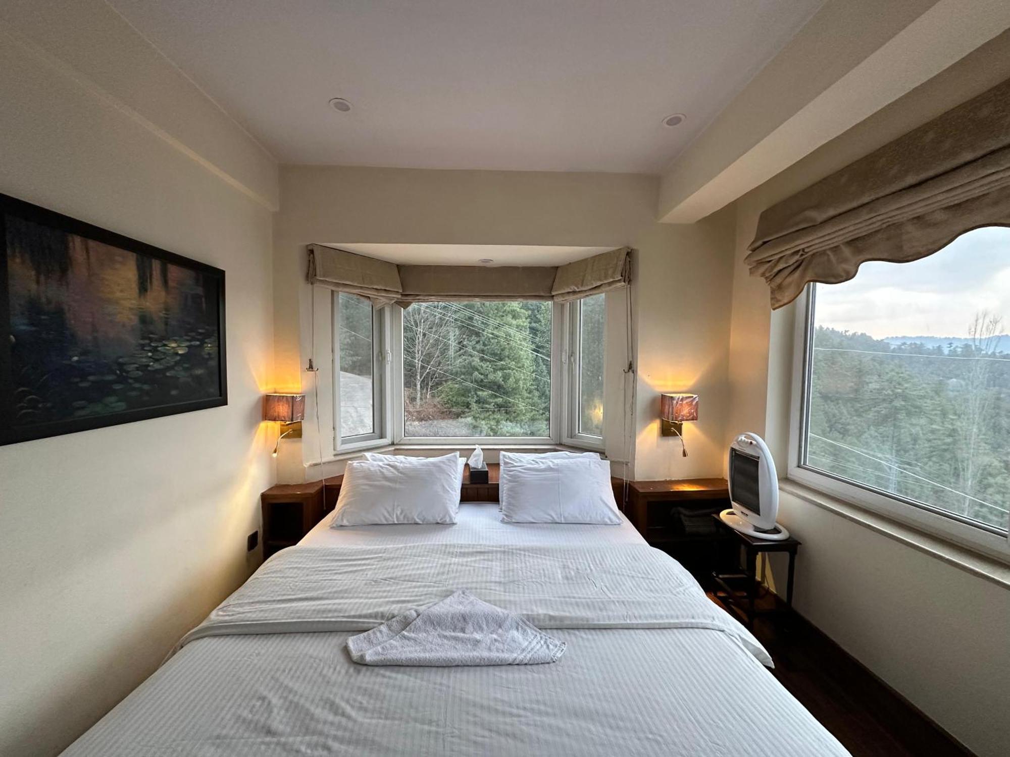 Sarah'S Lodge Murree Exterior photo